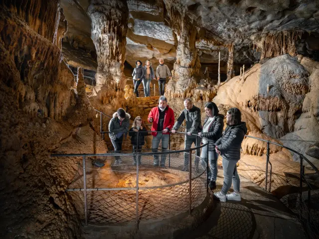 Perles et public - vue large - Grotte du Pech Merle