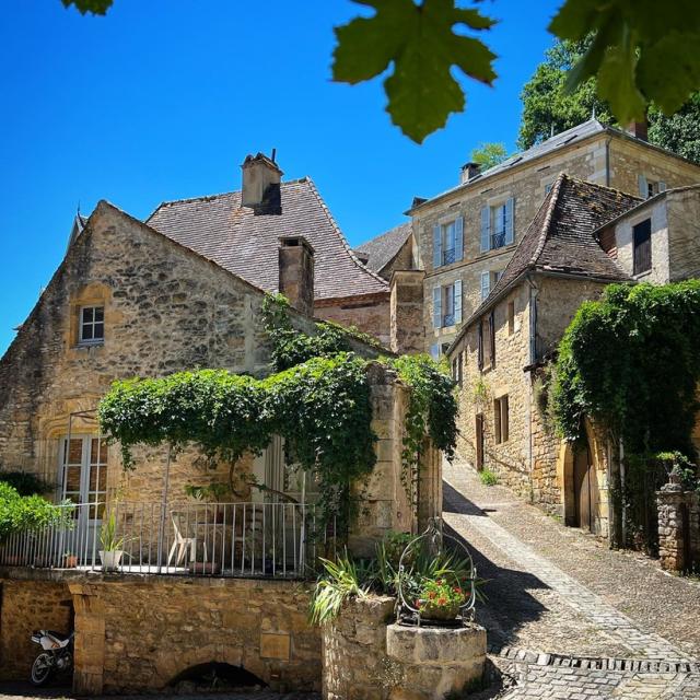 Instagram #chateaudebeynac
