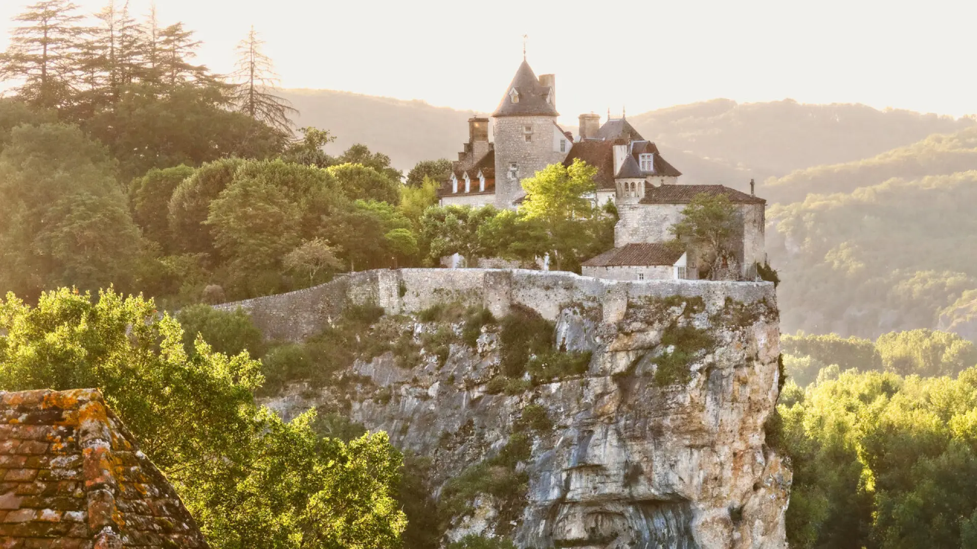FRANCE. LE LOT. Le Château de Belcastel à Lacave domine la vallée de la Dordogne.