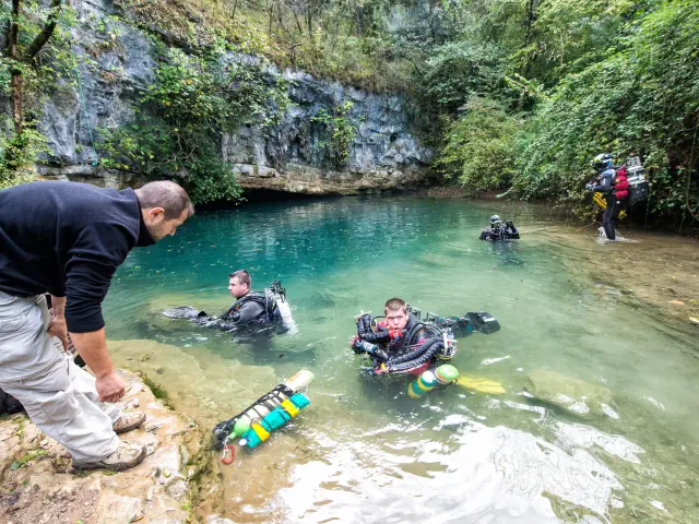 Clément Chaput, avec son équipe de plongeurs spéléologues, à la résurgence Saint-Georges, quelques minutes avant son départ pour son exploit en plongée souterraine, le 17 octobre. Expédition St Georges - Padirac réalisée du 16 au 19 octobre 2014.
