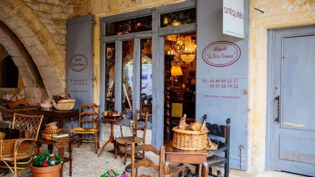 1249 La Petite Credence Antiquites Monpazier Les Conteurs