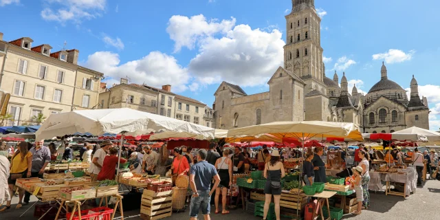 365 Marche De Perigueux Au Pied De La Cathedrale Saint Front Luc.fauret.photographe Expireson 2025 01 01 1