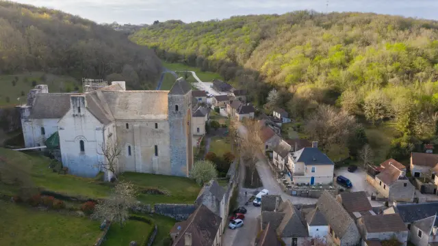 6026 Abbaye Fortifiee Du Village De Coly Saint Amand Dordogne Libre