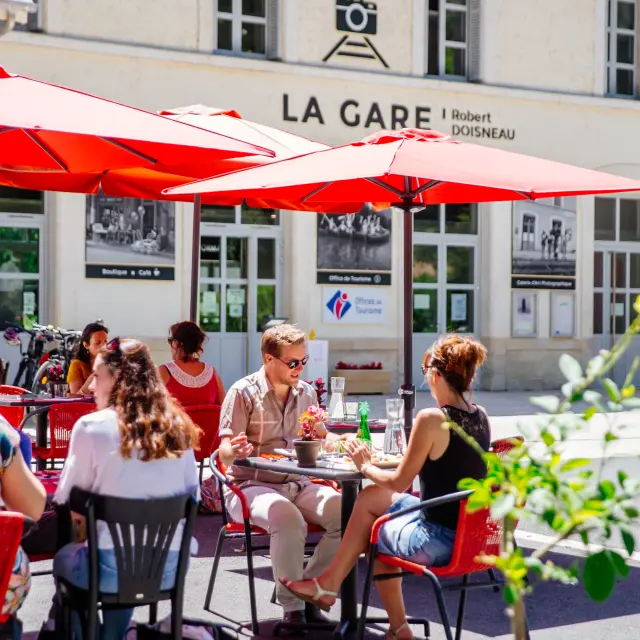 2254 Exterieur De La Gare De Robert Doisneau Les Conteurs