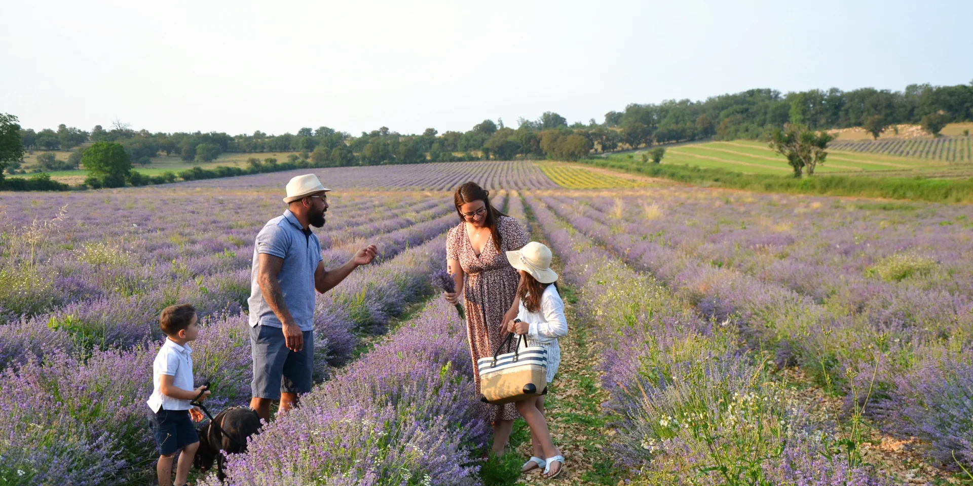 Une famille au coeur des champs de lavande de La Ferme des Alix