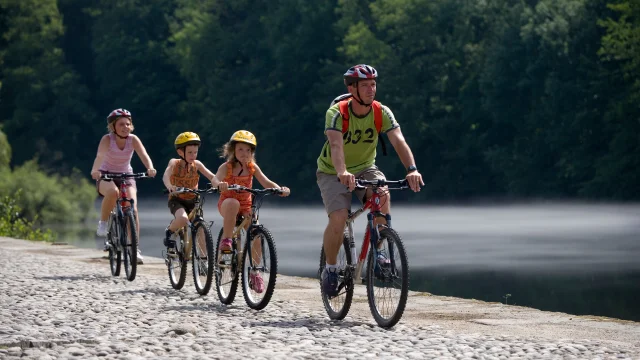 Vélo au bord de la Dordogne