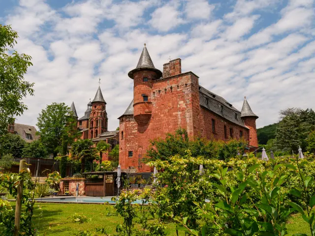 Eglise Saint Pierre Et Chateau Vassinhac Collonges Manon Sourzac.jpg.jpg 1920px