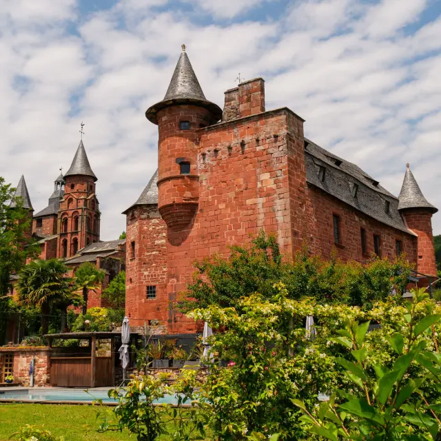 Eglise Saint Pierre Et Chateau Vassinhac Collonges Manon Sourzac.jpg.jpg 1920px