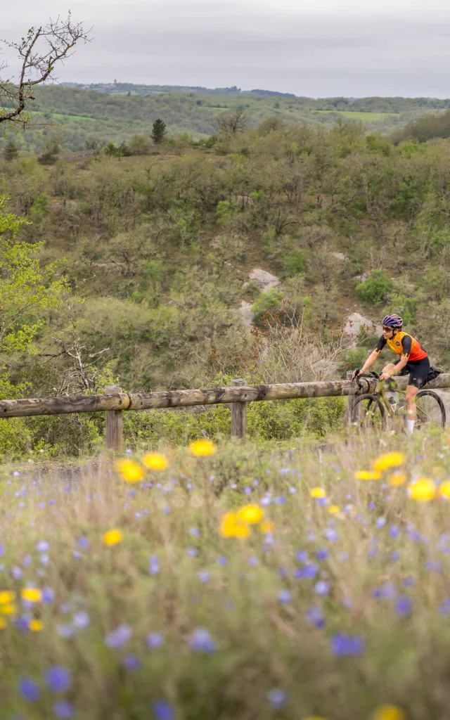 Cycliste au dessus du Canyon de l'Alzou