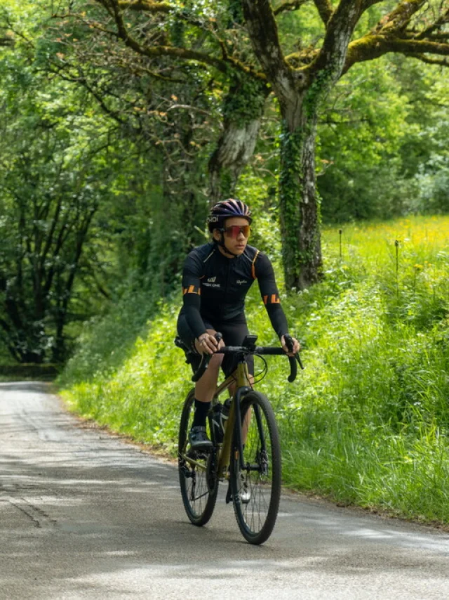 Cycliste dans une côte proche de Martel