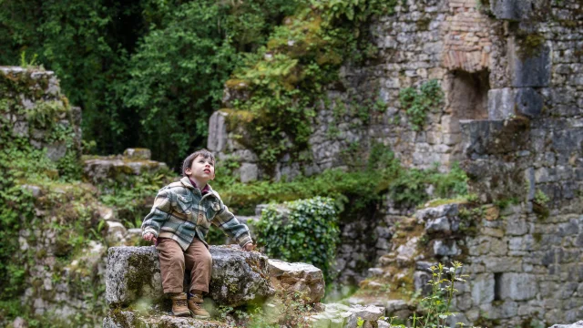 Les vestiges du Moulin de Tournefeuille sur le circuit du Moulin du Saut. Un enfant est assis au coeur des ruines