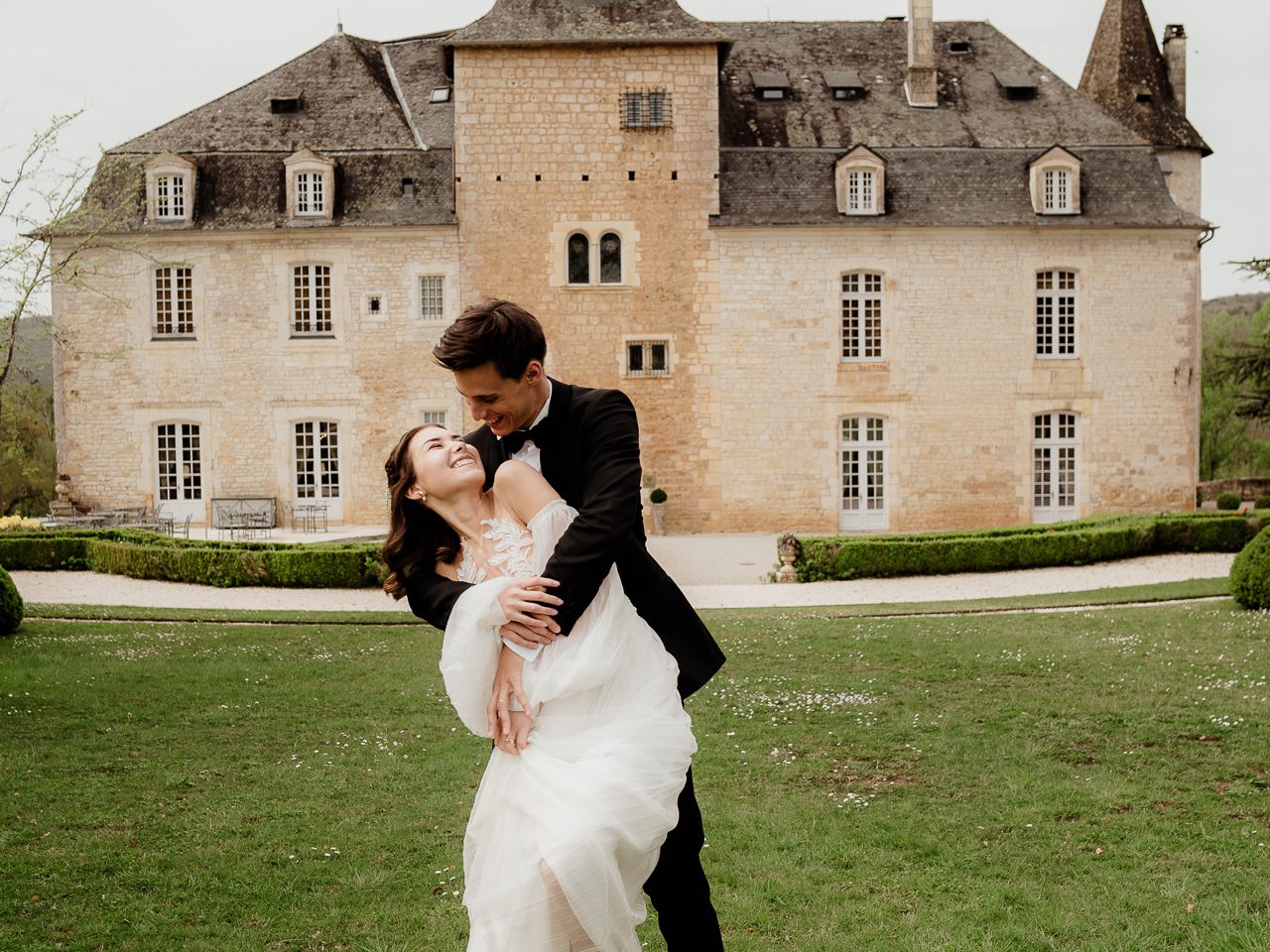 Shooting de mariage devant le Château de la Treyne