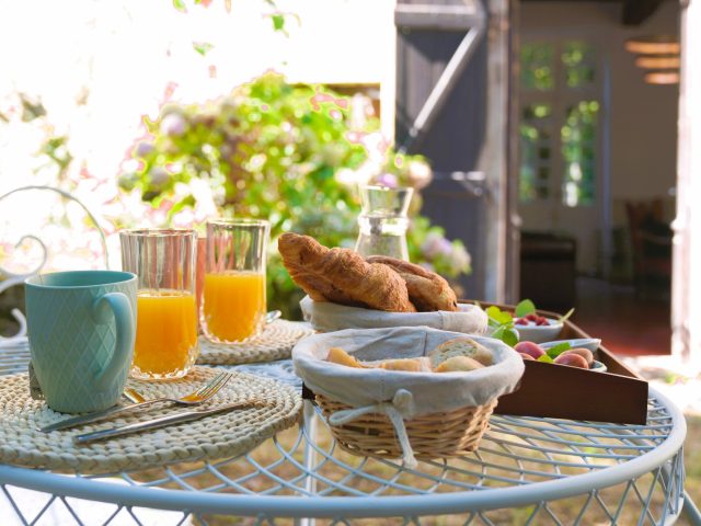 Petit-déjeuner au Manoir de Laroque Delprat à Autoire