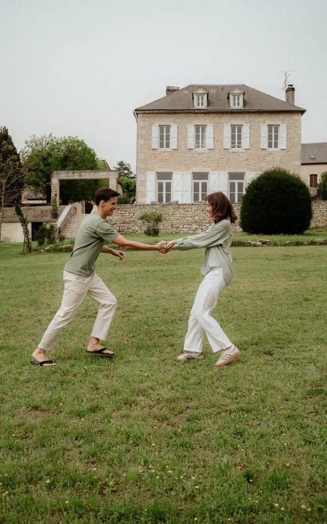En amoureux devant la Maison Balmelle