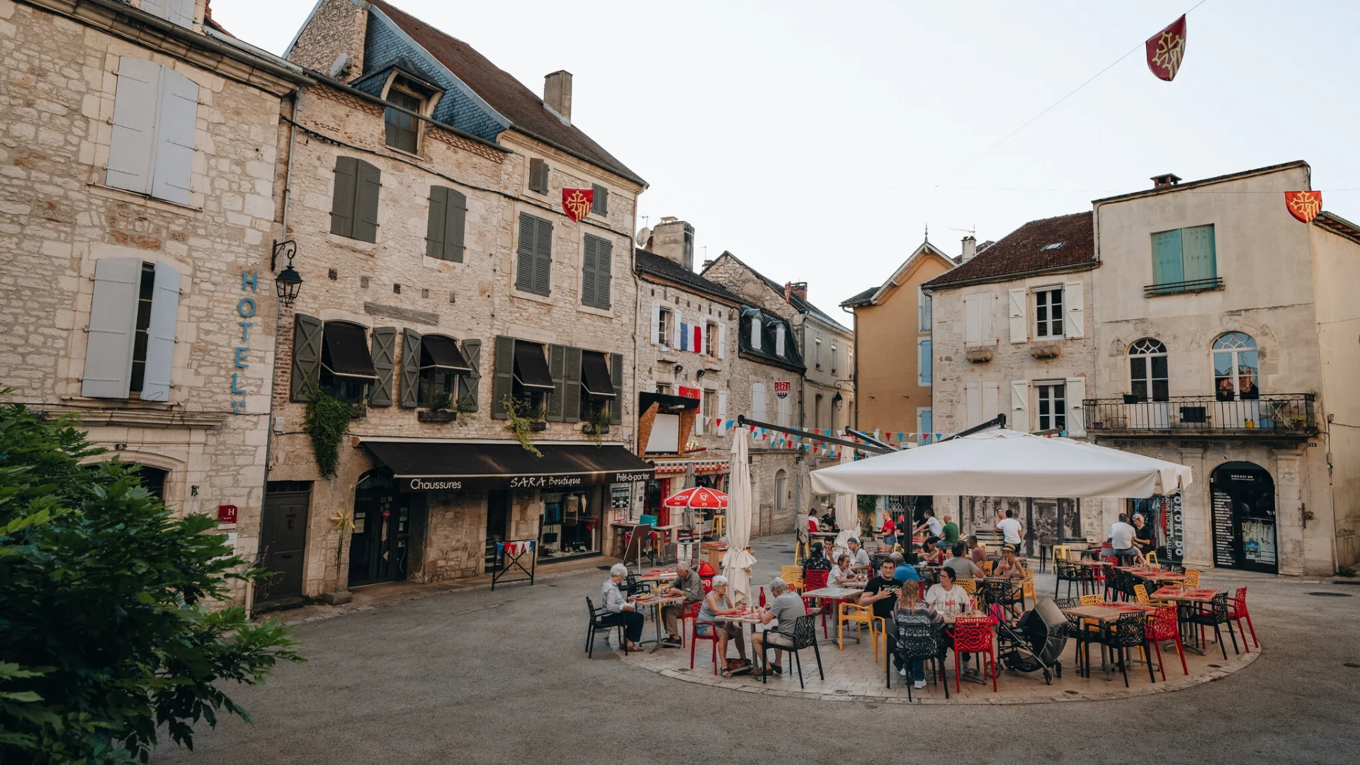 En terrasse place St Martin à Souillac