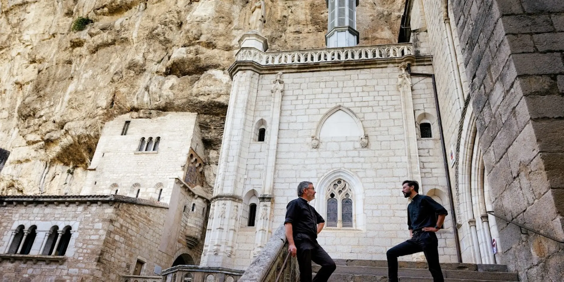 FRANCE. LE LOT. SANCTUAIRE DE ROCAMADOUR. Florent Millet  (à gauche), le recteur du santuaire, et l'abbé Jean Baptiste Digeon.