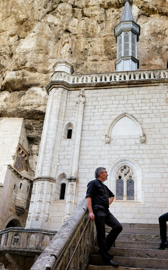 FRANCE. LE LOT. SANCTUAIRE DE ROCAMADOUR. Florent Millet  (à gauche), le recteur du santuaire, et l'abbé Jean Baptiste Digeon.