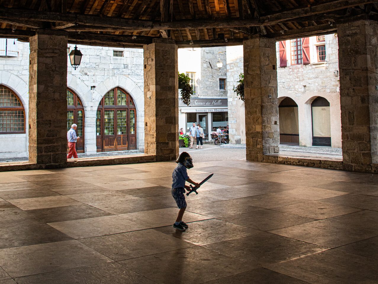 Enfant sous la Halle de Martel