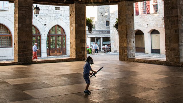 Enfant sous la Halle de Martel