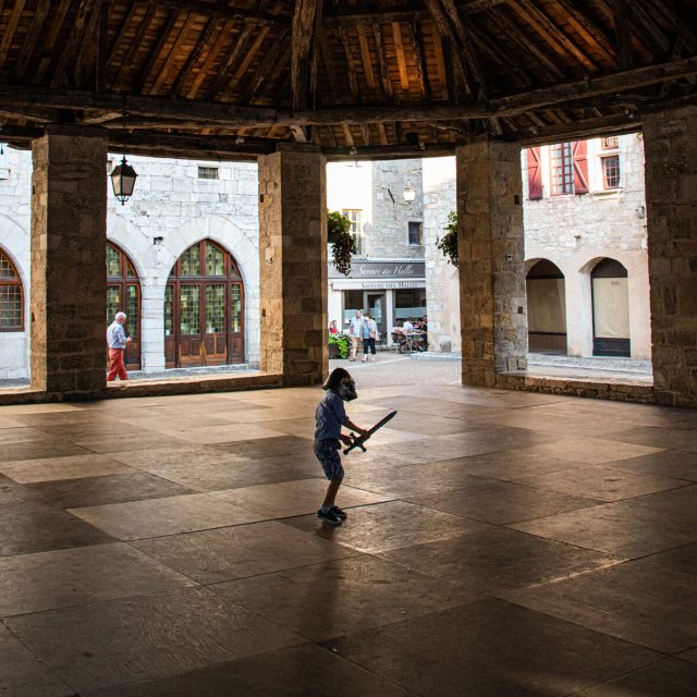 Enfant sous la Halle de Martel