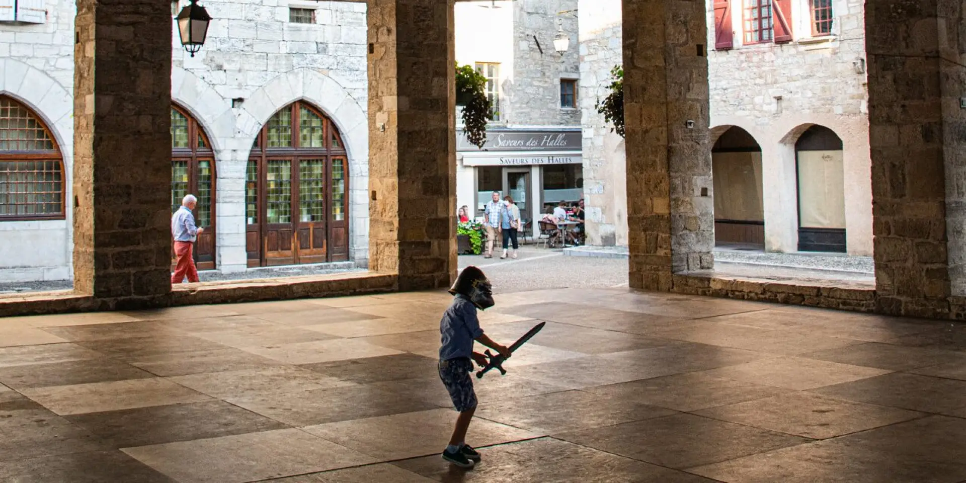 Enfant sous la Halle de Martel