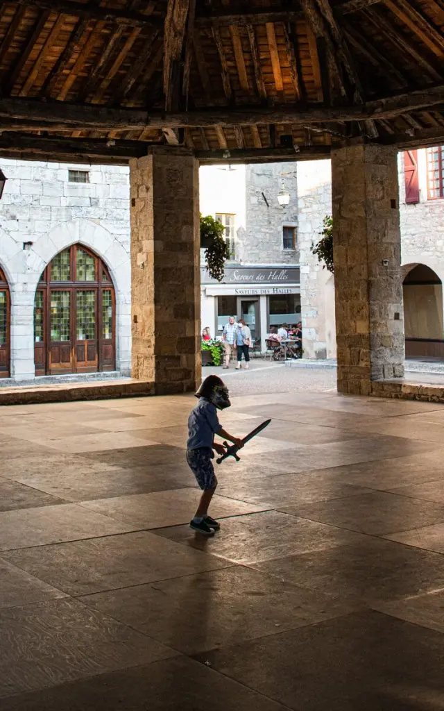Enfant sous la Halle de Martel