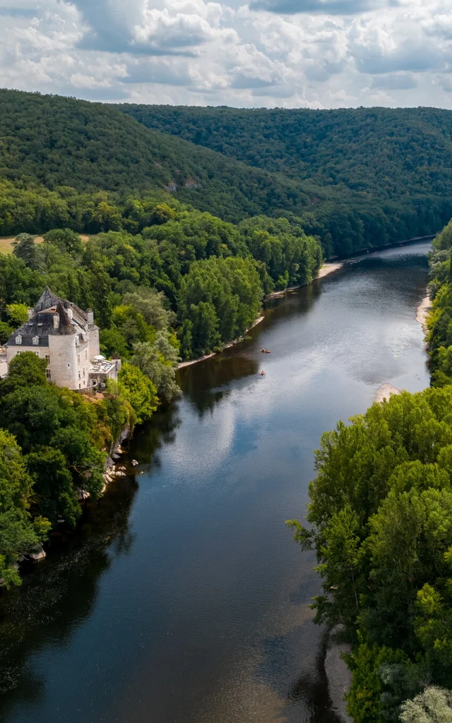 vue aérienne de la vallée de la Dordogne et du château de la