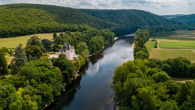 vue aérienne de la vallée de la Dordogne et du château de la