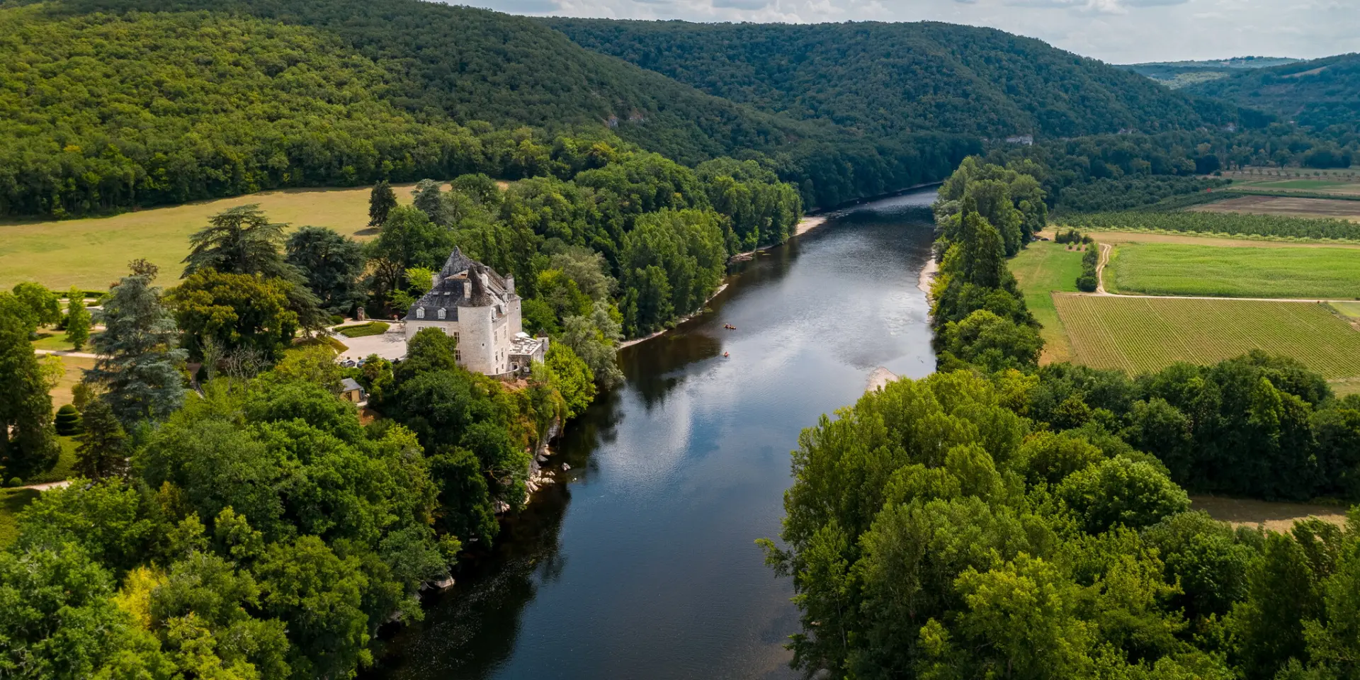 vue aérienne de la vallée de la Dordogne et du château de la