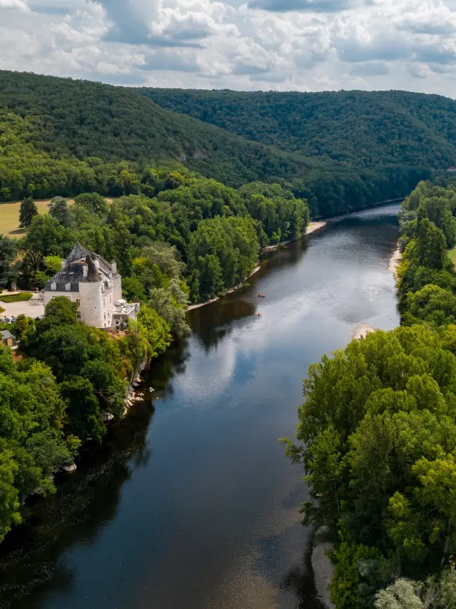 vue aérienne de la vallée de la Dordogne et du château de la