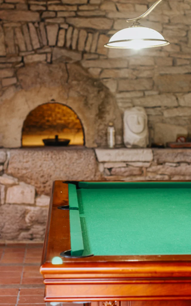 Salle de billard hôtel Le Troubadour