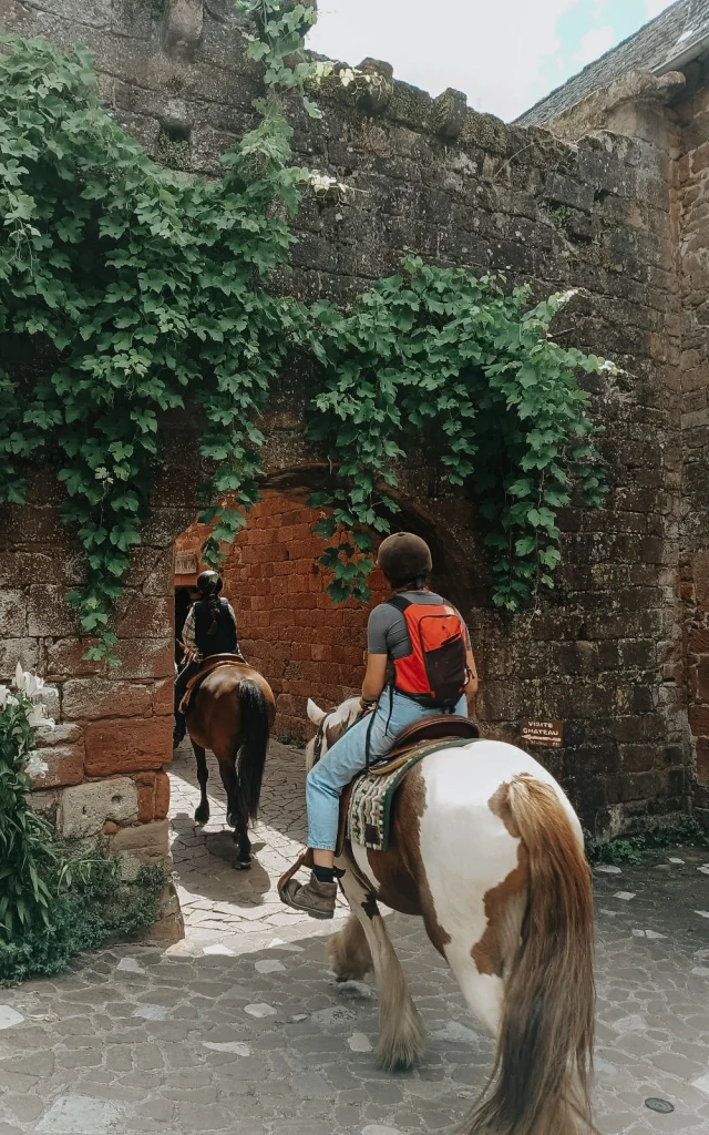 Randonnée à cheval à Collonges-la-Rouge - Ferme La Petite Famille