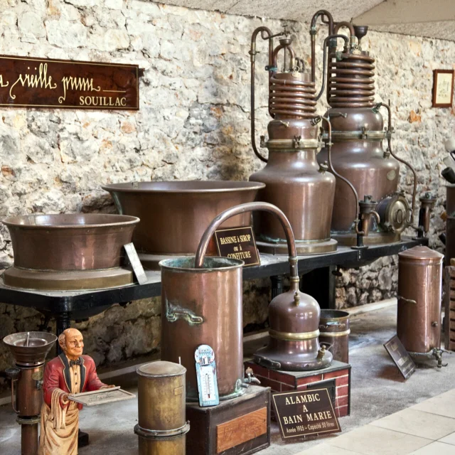 COLLECTION D' ALAMBICS DANS LE MUSEE DE LA DISTILLERIE ARTISANALE DE LA VIEILLE PRUNE, VILLE DE SOUILLAC, CAUSSE DE MARTEL, VALLEE DE LA DORDOGNE LOTOISE, HAUT QUERCY, LOT, OCCITANIE, FRANCE.