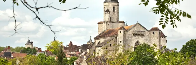 L' EGLISE FORTIFIEE SAINT MAUR 12EME , 15 EME SIECLE, STYLE ROMAN, ET LE VILLAGE FORTIFIE DE MARTEL , CAUSSE DE MARTEL, VALLEE DE LA DORDOGNE LOTOISE , HAUT QUERCY, LOT, OCCITANIE, FRANCE.