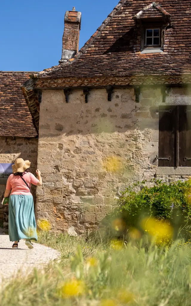 Jeune femme qui se promène dans les ruelles de Curemonte