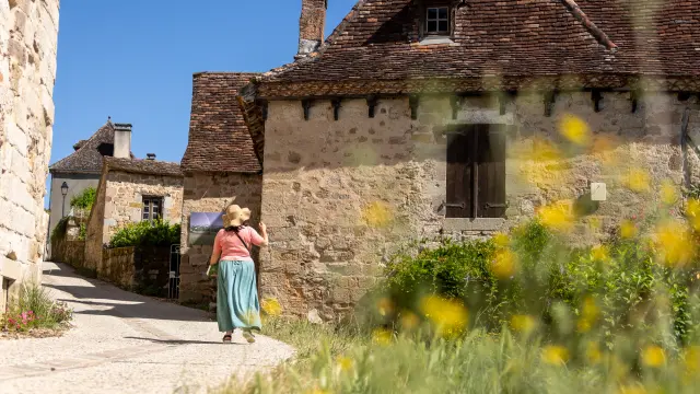 Jeune femme qui se promène dans les ruelles de Curemonte