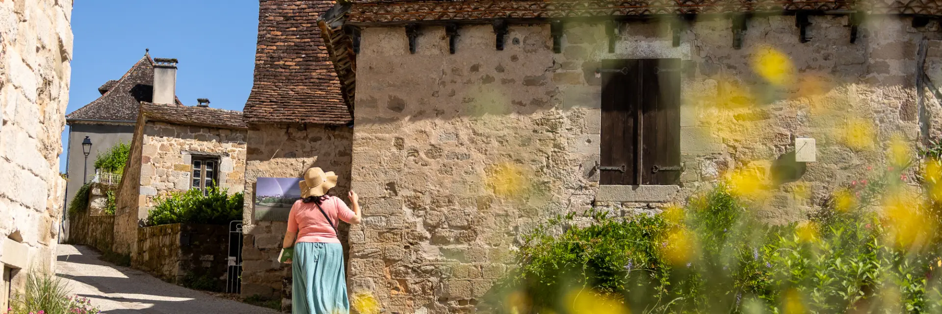 Jeune femme qui se promène dans les ruelles de Curemonte