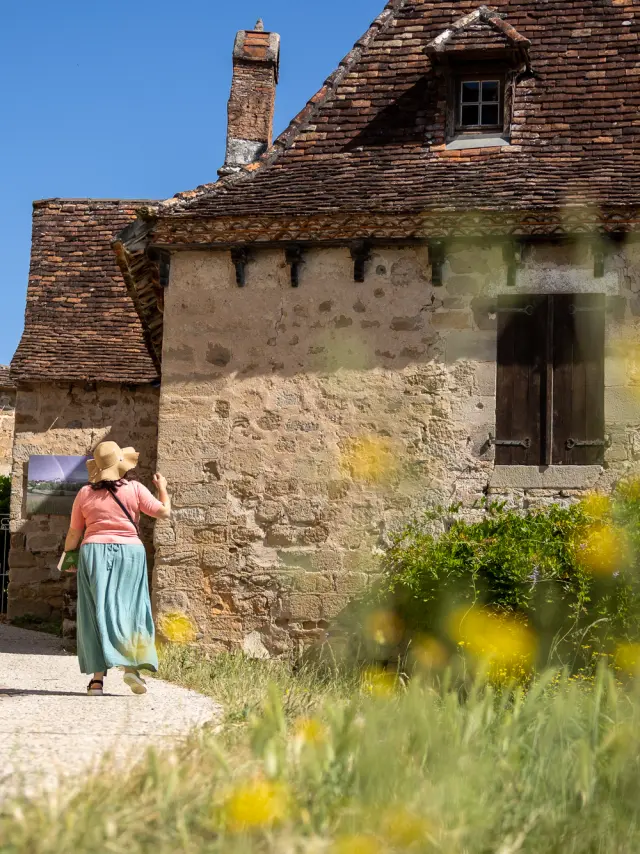 Jeune femme qui se promène dans les ruelles de Curemonte