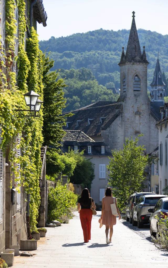 Deux femmes qui marchent dans les rues d'Argentat-sur-Dordogne en direction de l'église