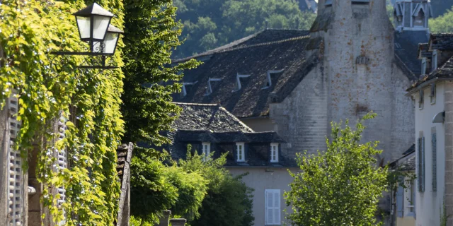 Deux femmes qui marchent dans les rues d'Argentat-sur-Dordogne en direction de l'église