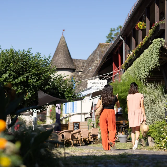 Deux femmes qui se baladent sur les quais au bord de la Dordogne à Beaulieu-sur-Dordogne