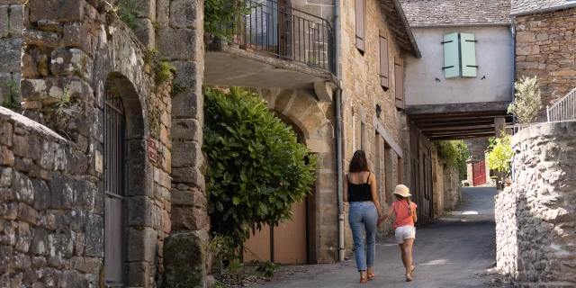 Famille qui flâne dans les ruelles d'Aubazine