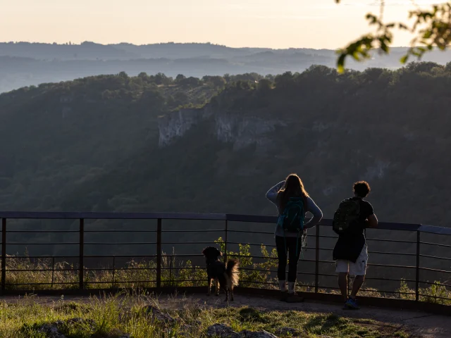 Randonneurs qui regardent la vallée au loin depuis le point de vue du Bélvédère de Siran