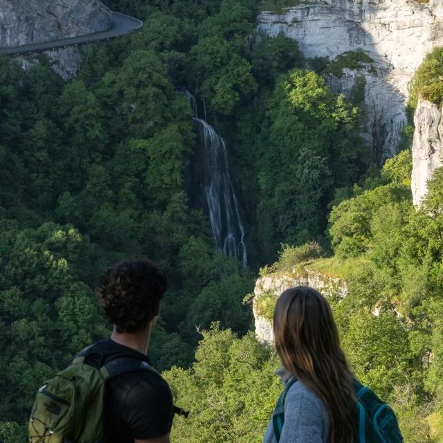 Deux randonneurs qui regardent au loin vers la cascade d'Autoire