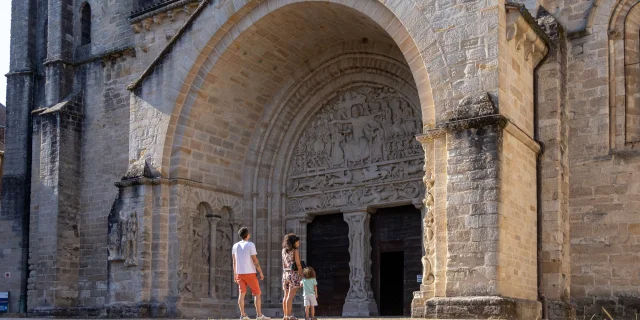 Une famille devant l'Abbaye Saint-Pierre de Beaulieu-sur-Dordogne