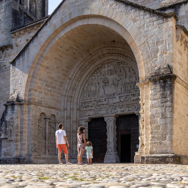 Une famille devant l'Abbaye Saint-Pierre de Beaulieu-sur-Dordogne