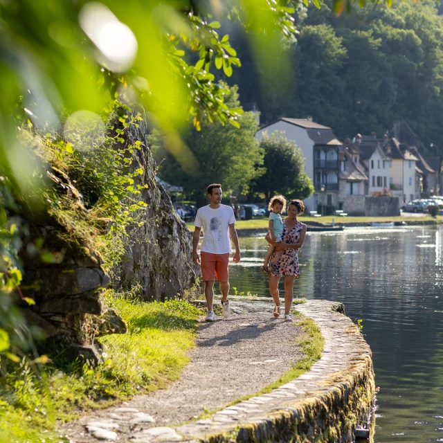 Une famille qui se promène sur les quais de Beaulieu-sur-Dordogne
