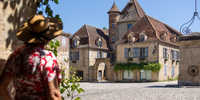 Femme qui regarde le village de Bretenoux