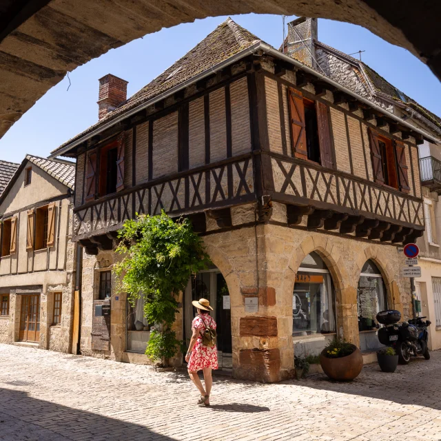 Femme qui marche sur les ruelles à galets dans la bastide de Bretenoux