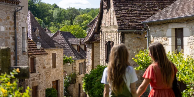 Deux jeunes femmes qui regardent vers le village de Carennac
